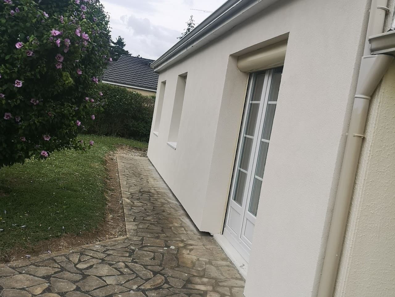 Façade rénovée — finition enduit clair