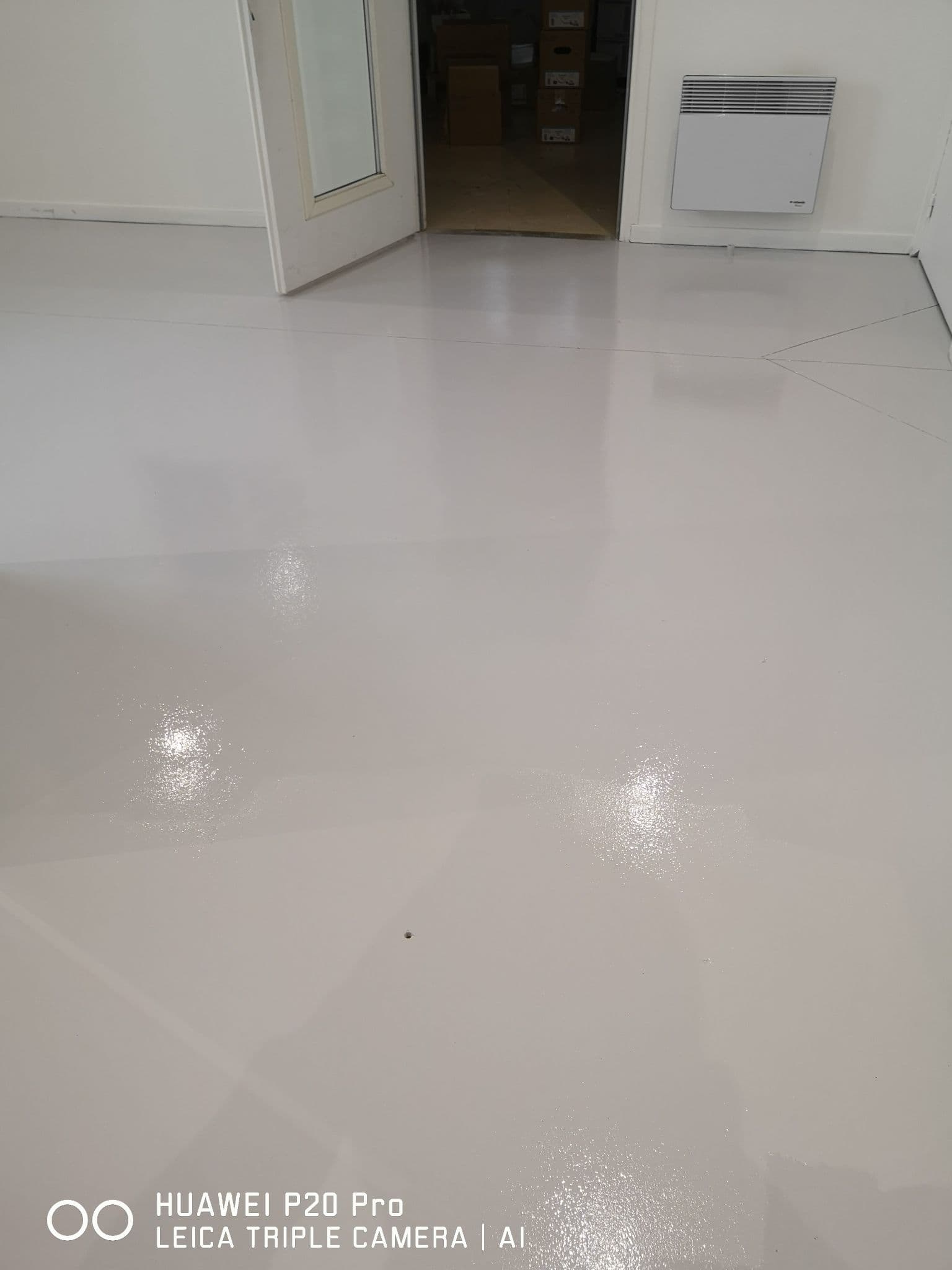 Sol en résine époxy blanche brillante